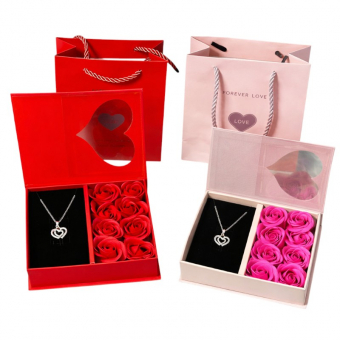 Купить Подарочныйнабор мыльных роз «Forever Love» 12,5 х16 см с кулоном оптом